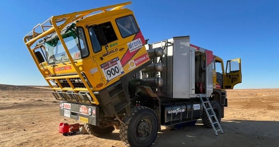Classic Dakar Dubbele kop rijdt met één motor de proef uit RallyTrucks